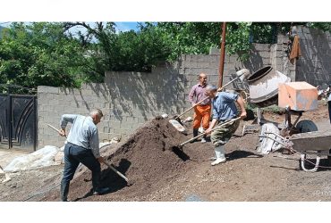 بتن‌ریزی انتهای خیابان شهید آذرنیا در شهر ماکلوان